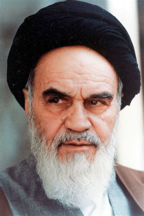  Khomeini: A Revolutionary's Portrait – Illuminating Power and Conviction through Prose